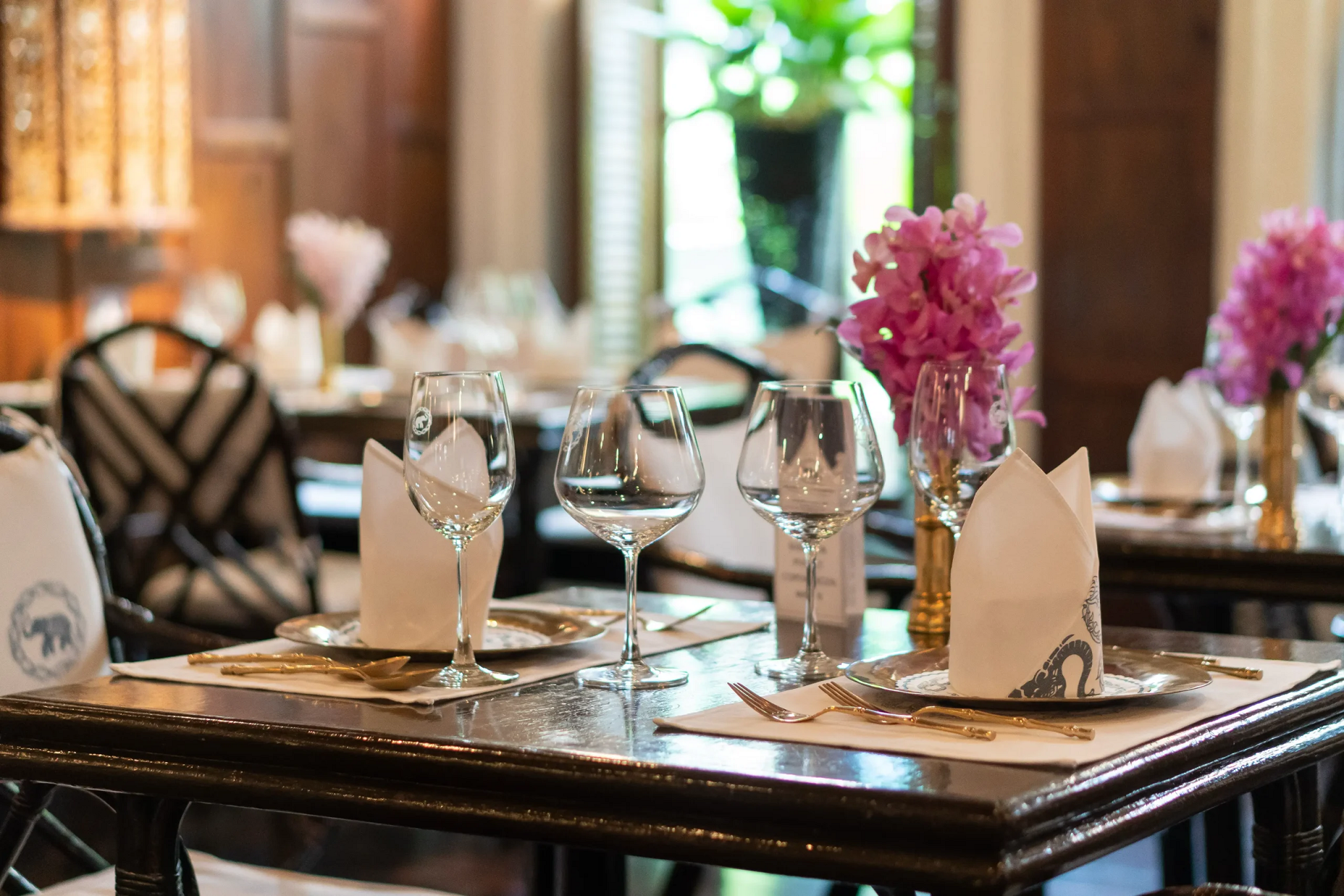 レストランのスタッフへバウチャーをご提示ください